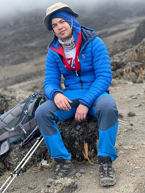 На высочайшей вершине Африки Килиманджаро водрузили флаг Плёса